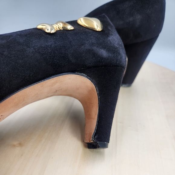Vintage Escada Suede Pumps 1980s Black Heels with Gold Bow and Gold Heart 6.5B - Picture 9 of 14